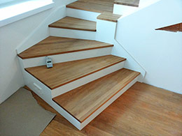 Dubová podlaha a schodiště